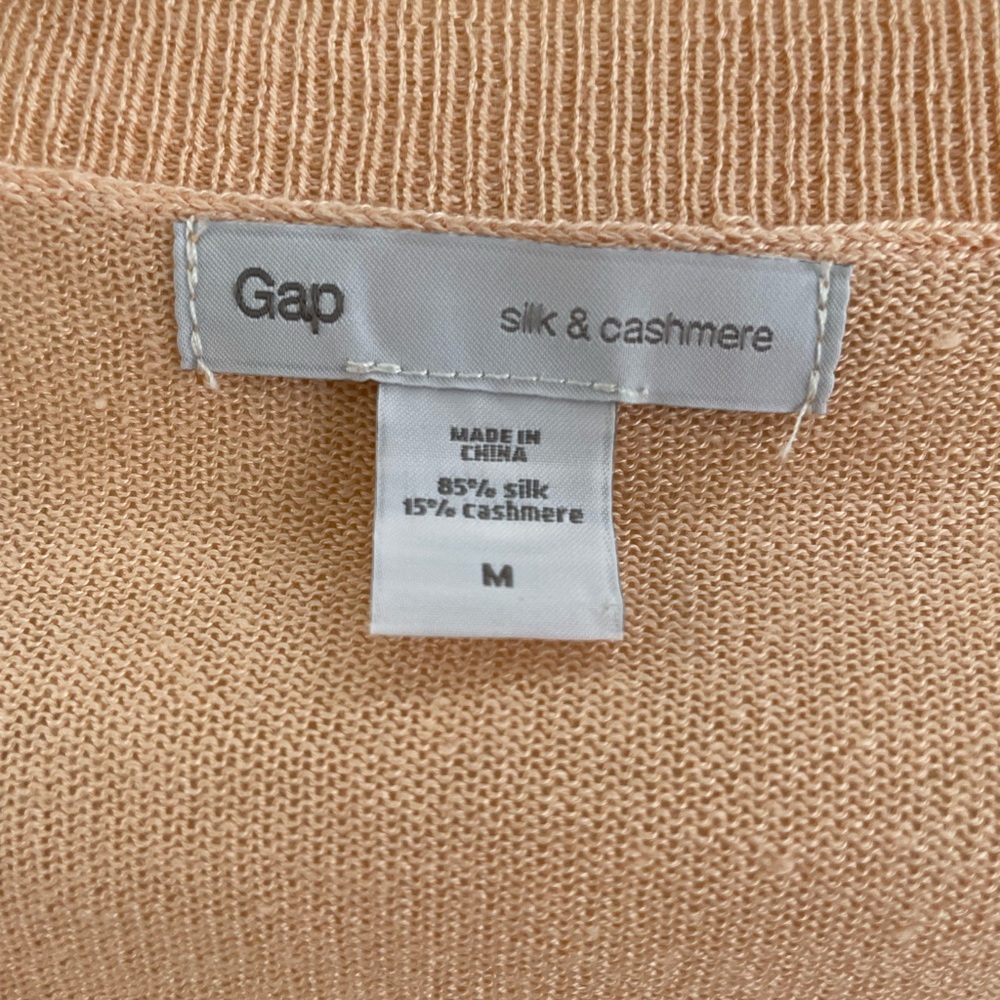 Gap women’s silk & cashmere v-neck cardigan. Lightweight, soft peach. - Picture 2 of 4